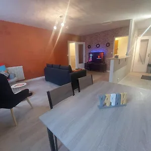 5 Personnes 52m2 Avec Grand Salon Et 1 Chambre Proche Aeroport Et Gare Appartement